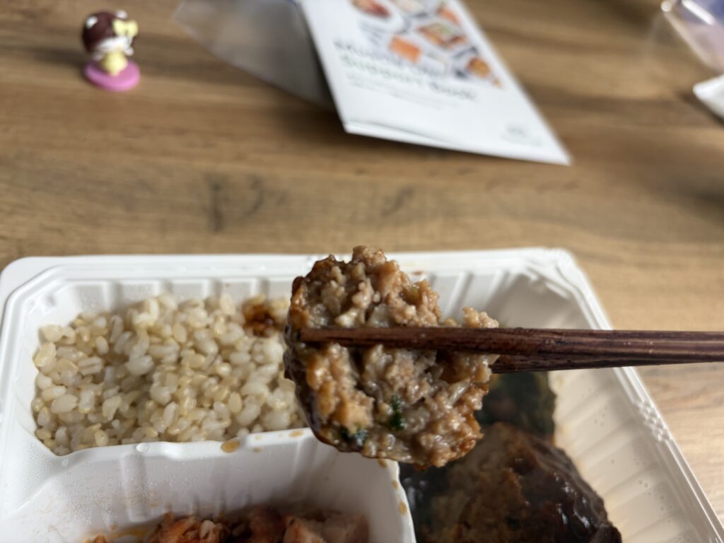 マッスルデリのデミグラスハンバーグを箸で割った断面