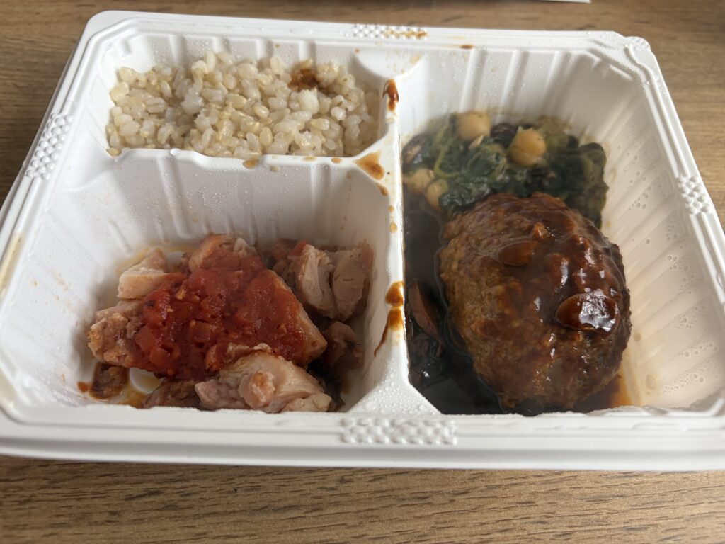 マッスルデリMAINTAIN デミグラスハンバーグ＆チキンセットを温めたところ